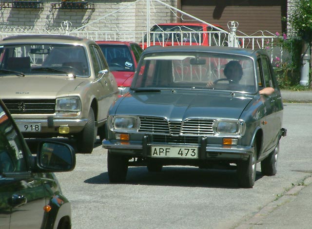 Elbow out and the Renault R16 passes one of its main competitors back then