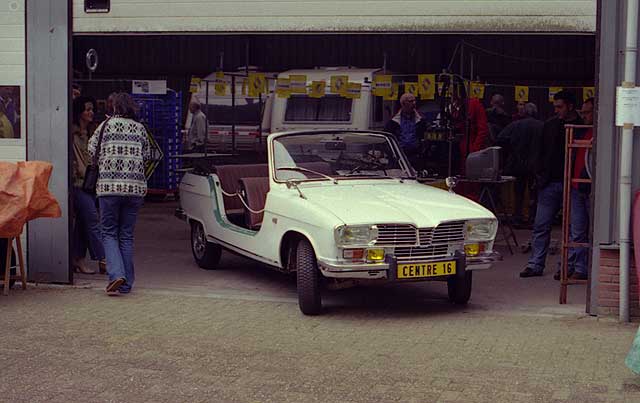 The first thing we see as we arrive at the meeting is this Renault 16 